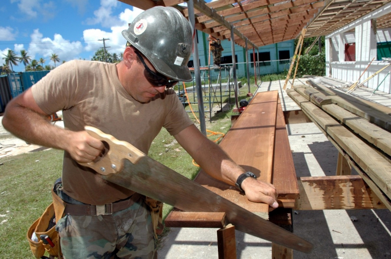 charpentier-VERIGNON-min_worker_construction_building_carpenter_male_job_build_helmet-893290